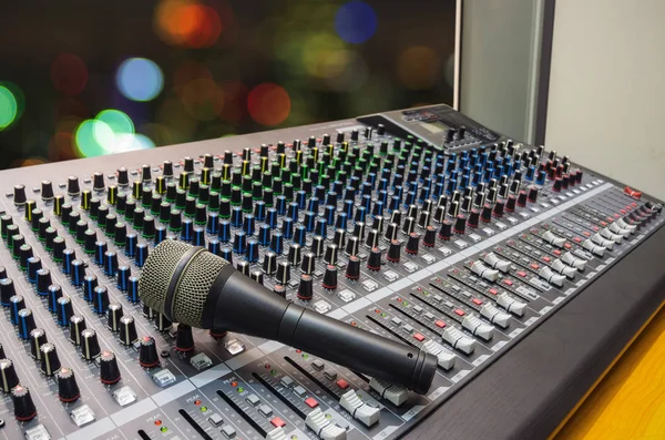 Micrófono Mezclador Con Fondo Musical Borroso Música Del Mezclador Tablero — Foto de Stock