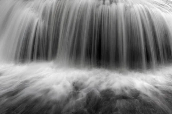 Schöner Bewegung Fließender Strom Langzeitbelichtungsaufnahme Eines Natürlichen Wasserfallhintergrunds — Stockfoto