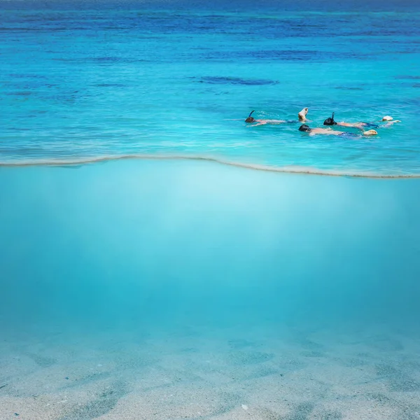 Ныряльщики Плавают Мелководье Концепция Туризма — стоковое фото