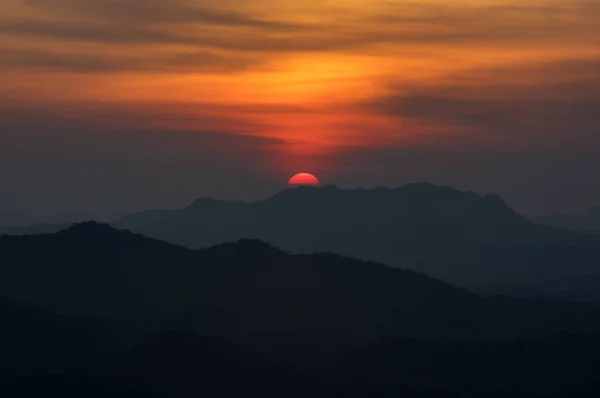 Paisagem Pôr Sol Cênica Sol Sobre Montanha Mae Moh Lampang — Fotografia de Stock