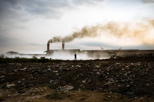 Zanieczyszczenie Powietrza Czarnym Dymem Kominów Odpadów Przemysłowych Obrazek Stockowy