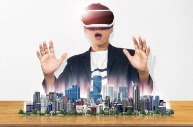 Çift Pozlama, sanal gerçeklik giyen adam geleceğin teknolojisi kavramı gözlük..