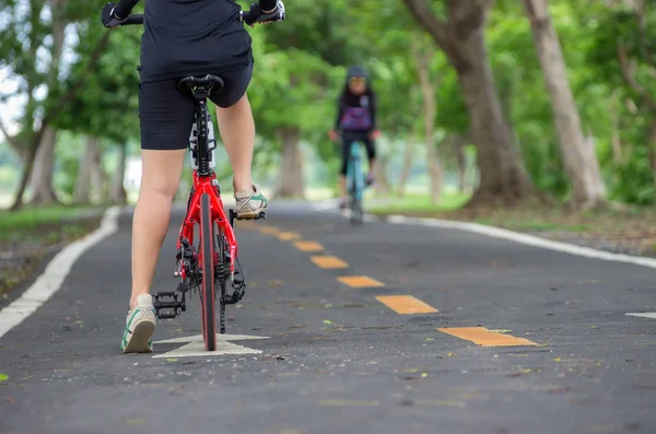 Atrás Das Mulheres Asiáticas Ciclistas Luva Mão Guidão Moto — Fotografia de Stock