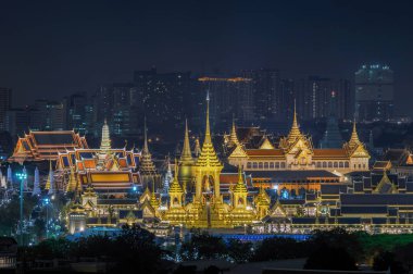 En iyi Kral Bhumibol Adulyadejaadej Royal cenaze ateşinde Sanam Luang Bangkok, alacakaranlık arka plan ile sitenin inşaat Tayland Sarayı görülmektedir.
