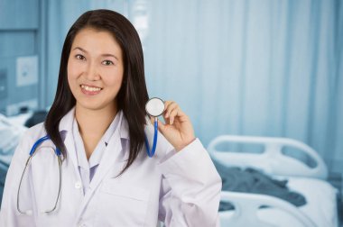 Asyalı doktorlarla işitme hasta odasında.