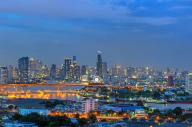 Bangkok Bangkok Tayland alacakaranlıkta iş bölgesinde gökdelen manzaralı.