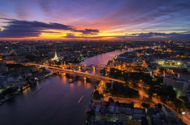 Manzara Chao Phraya Nehri'nin yüksek bir açıdan Buda Yodfa Bridge ile Bangkok Thonburi yan alacakaranlıkta arasındaki iletişimi başkenti bağlantılar bir köprüdür. Yumuşak odak.