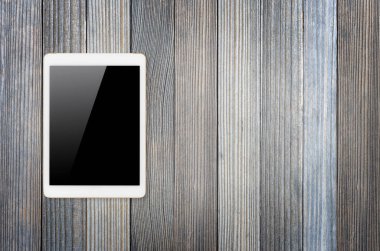 Dijital tablet bilgisayar ile izole perde ahşap arka plan üzerinde kırpma yolu ile.