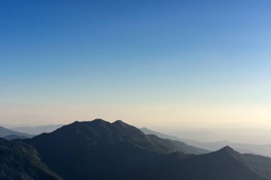 Sis Dağı üzerinde güzel günbatımı gökyüzü. Chiang Mai, Tayland Doi Inthanon Milli Parkı.