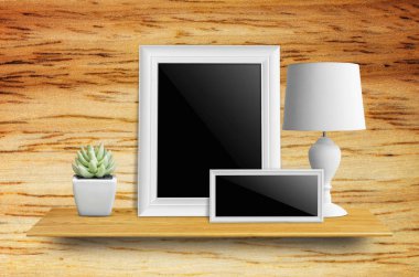 Kitaplık - ürün görüntü için üzerinde yol, lambalar ve saksı kaktüs kırpma ile izole boş resim çerçevesi.