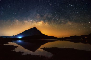 Samanyolu yukarıda rezervuar ISU, Lam Kanchanaburi, Tayland.