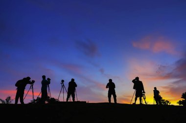 Birçok fotoğrafçı siluetleri. Güzel gökyüzü ve gündoğumu.