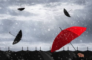 Kırmızı şemsiye kütlesi siyah şemsiye.