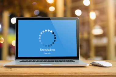 Tablo ile dijital ekranda göstergesi kavramı bekleyen kaldırma bar yük üstünde Laptop.