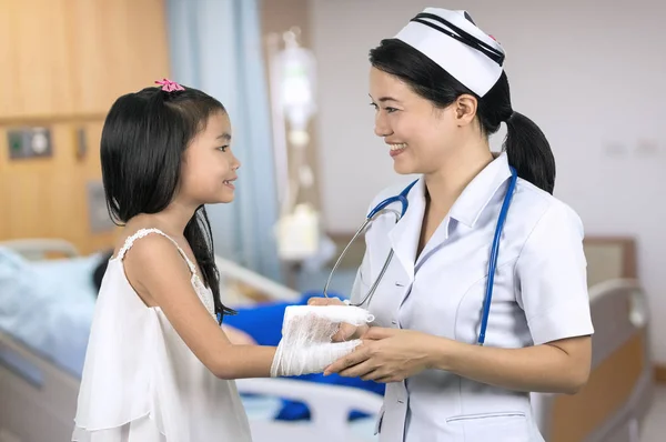 Enfermera Asiática Uniforme Cuidado Pediátrico Niñas Con Fondo Borroso Habitación —  Fotos de Stock