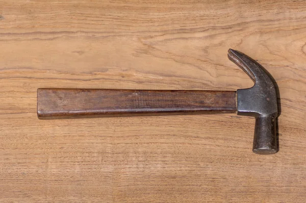 木の板にハンマーで大工のツールのセット — ストック写真