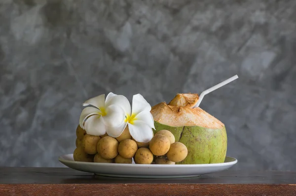 어두운 배경에 테이블 개념에 코코넛 — 스톡 사진