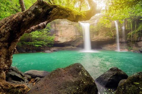 许素瓦瀑布考艾国家公园在泰国 — 图库照片