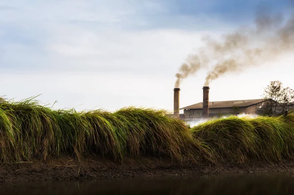 Luftforurensning Med Svart Røyk Fra Skorsteiner Industriavfall – stockfoto