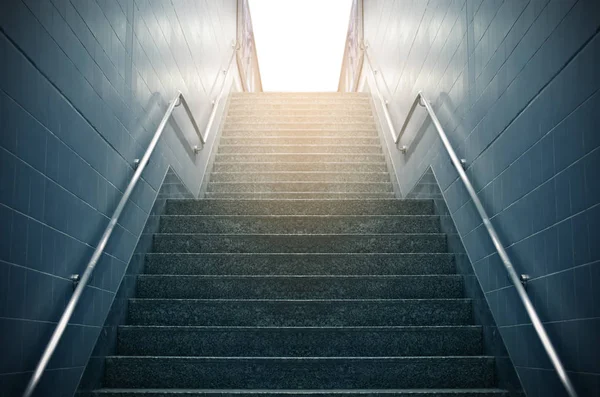 Treppe Des Bahnhofs Mit Metallgeländer Konzept Erfolgreich — Stockfoto