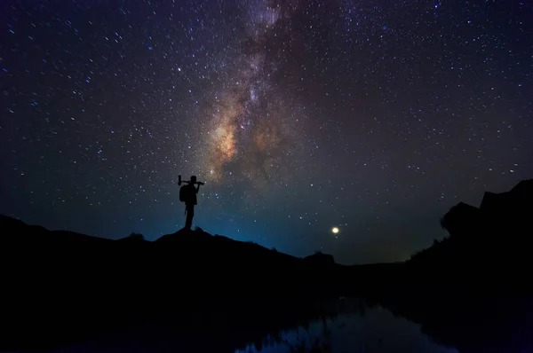 Mléčná Dráha Hvězdy Noční Oblohu Silueta Batohu Fotoaparát Stativ Stojící — Stock fotografie