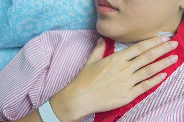 Руки Положить Хирургической Щитовидной Железы Пациента Шею Лежа Постели Выздоравливая — стоковое фото
