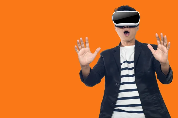 Jovem Com Óculos Realidade Virtual Stand Fundo Laranja Interior — Fotografia de Stock