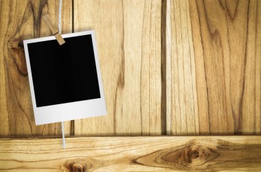 Kırpma yolu ile duvar arka plan asılı clothespin ile boş fotoğraf çerçevesi.