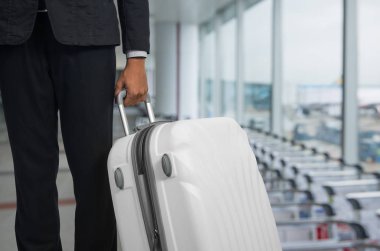 İşadamı ve bavul Havaalanı kalkış salonu, uçağın arka plan bulanık, yaz tatil kavramı, seyahat bavul Havaalanı terminal bekleyen alan içinde. .