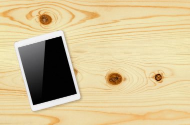 Dijital tablet bilgisayar ile izole perde ahşap arka plan üzerinde kırpma yolu ile.