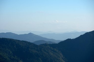 Sis Dağı üzerinde güzel günbatımı gökyüzü. Chiang Mai, Tayland Doi Inthanon Milli Parkı.