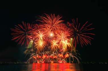 Kara gökyüzü arka planında renkli havai fişekler.