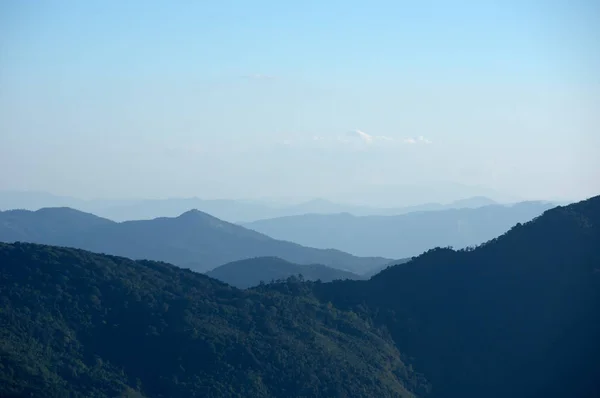 Céu Lindo Por Sol Sobre Montanha Com Nevoeiro Parque Nacional — Fotografia de Stock