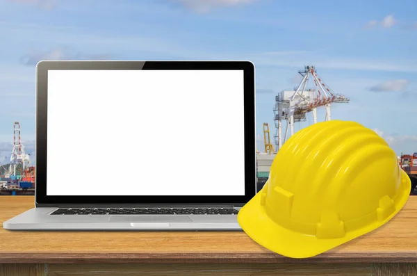 Жовтий Шолом Безпеки Ноутбук Столі Промисловим Фоном Пустий Екрані — стокове фото