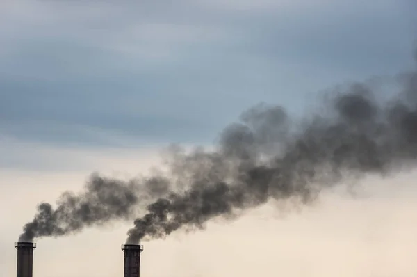 Luftföroreningar Med Svart Rök Från Skorstenar Och Industriavfall — Stockfoto