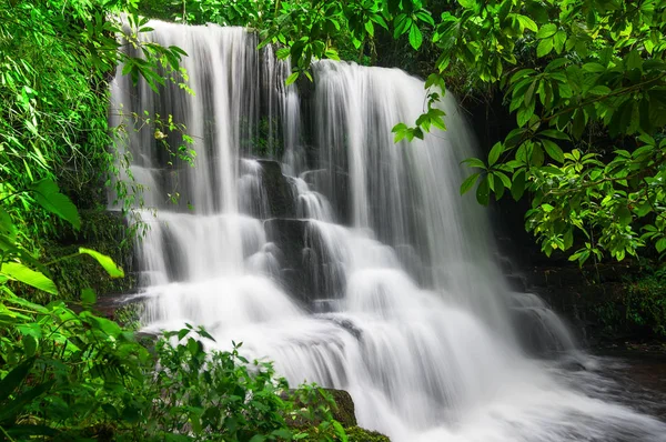 Adam Daeng şelale, şelale ile sonbahar renk değiştirmek güzel doğa.