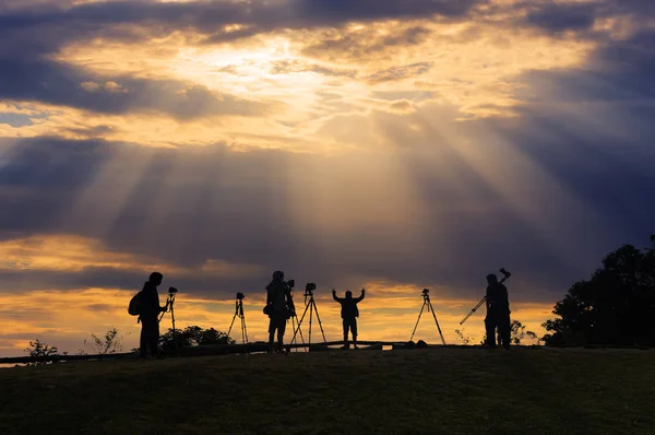 Siluet Dari Banyak Fotografer Indah Langit Dan Matahari Terbit — Stok Foto