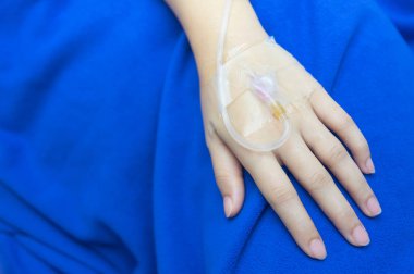 Yakın çekim yakışıklı hastanın serum kablo ile hasta odaları aldı..