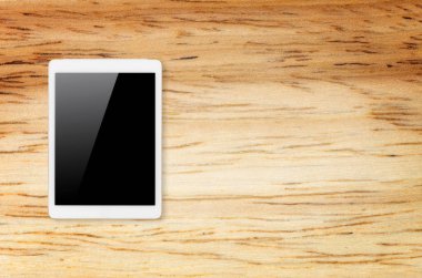 Dijital tablet bilgisayar ile izole perde ahşap arka plan üzerinde kırpma yolu ile.