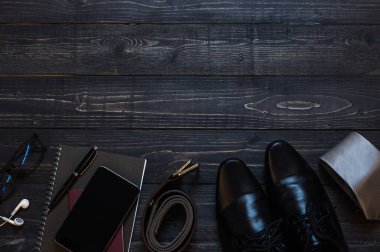 Ahşap arka plan üst görünümünde, vintage sesi stil kopya uzayda seyahat aksesuarları seyahat kümesi için planlama.