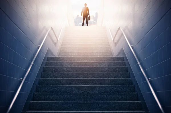 Vue Arrière Homme Affaires Montant Les Escaliers Concept Succès — Photo
