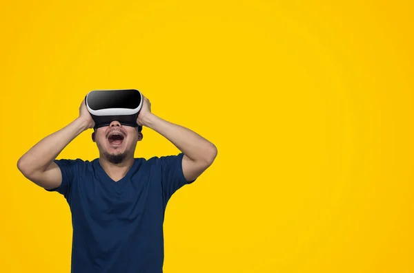 Jovem Com Óculos Realidade Virtual Isolados Amarelo — Fotografia de Stock