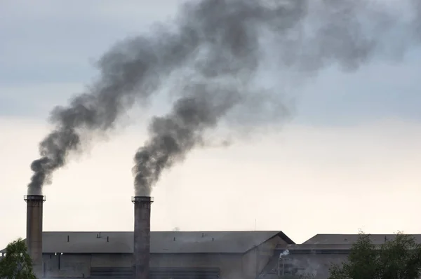 煙突からの黒煙と産業廃棄物による大気汚染 — ストック写真
