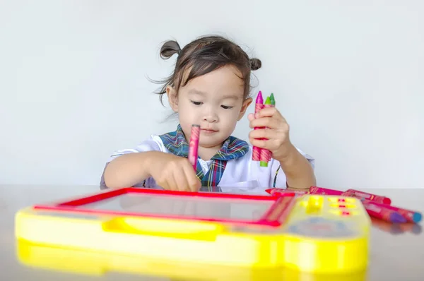 Joyeux Mignon Asiatique Petit Enfant Assis Table Jouer Avec Coloré — Photo