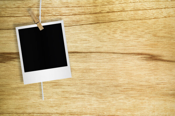 Чистый фоторамки с прищепкой висит на фоне стены, с обрезкой пути
.