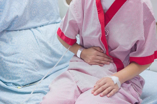 Ból Brzucha Pacjenta Kobieta Pokój Szpitalu — Zdjęcie stockowe