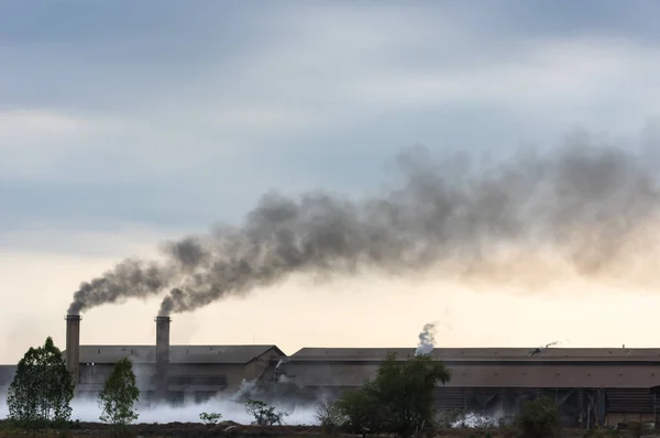 Luftverschmutzung Durch Schwarzen Rauch Aus Schornsteinen Und Industrieabfällen — Stockfoto