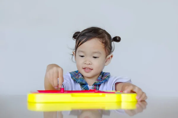 Щасливий Милий Азіатський Маленький Хлопчик Сидить Столом Грає Барвистою Іграшкою — стокове фото
