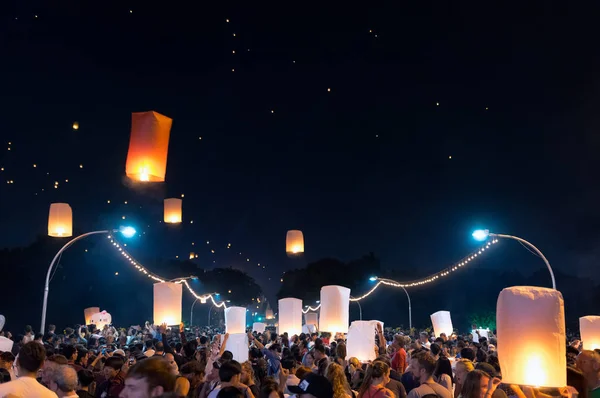 Chiang Mai Thailand Novembro Lanternas Flutuantes Festival Muitos Turistas Vêm — Fotografia de Stock