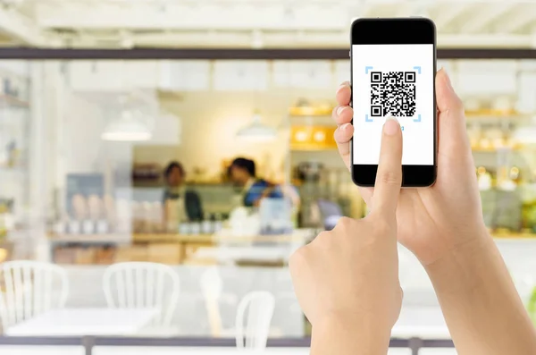 通过现实的 码在白色屏幕上付款 在线购物 付费概念技术使用移动应用程序扫描条码 — 图库照片